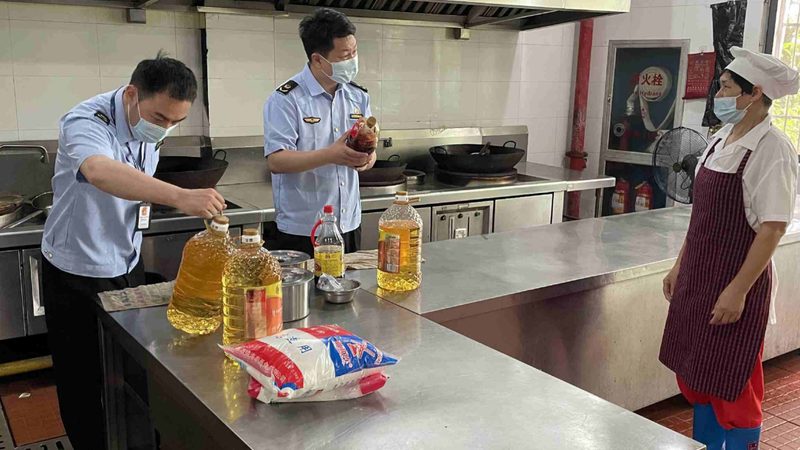 熬制高汤是自制火锅底料的关键步骤。以下是熬制高汤的步骤：